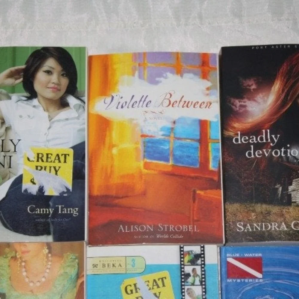 6 Like new book bundle! Paperback reads (bh)